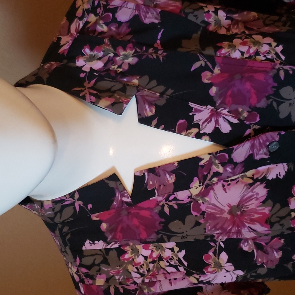 Croft & Barrow Floral short sleeve blouse 💥 - Picture 2 of 7
